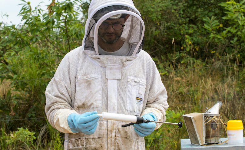 Beekeeper loading an Amiflex cartridge on the dosing gun